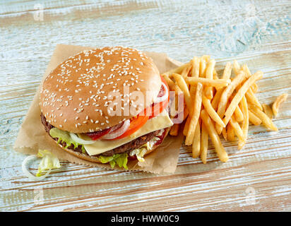 frische leckere Burger und Pommes Frites auf Holztisch Stockfoto
