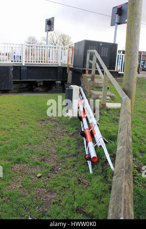 Die Drehbrücke über den Kanal in New Lane in Burscough die Schranken brach bei Wind Sturm Doris und warten Umrüstung sind. Stockfoto