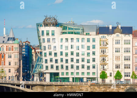 Prag-Tanzhaus ist entlang der östlichen Ufer der Moldau in Prag gelegen die im Volksmund bekannte "Dancing" oder "Fred und Ginger" Gebäude. Stockfoto