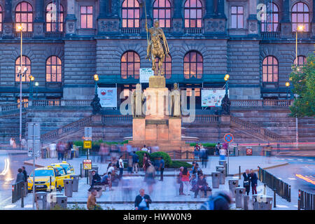 Wenzelsplatz Prag, Windows der Narodni Museum mit Blick auf den Wenzelsplatz reflektieren das Nachleuchten von Sonnenuntergang, Prag, Tschechische Republik. Stockfoto