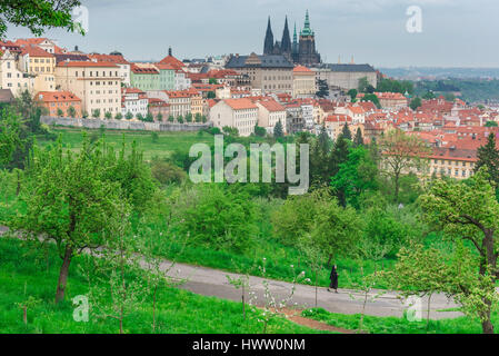 Petrin Hügel in Prag, an einem späten Frühjahr Abend braucht eine Nonne einen Spaziergang auf den Petrin-Hügel, einem dicht bewaldeten Park auf der Westseite von Prag, Tschechische Republik. Stockfoto