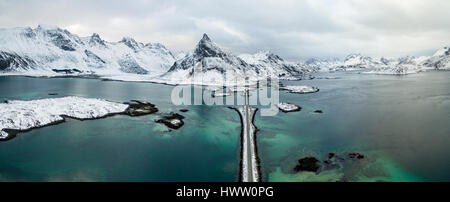 Lofoten, Luftbild. Olstind Halterung und Brücke von oben Stockfoto