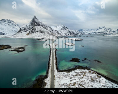 Lofoten, Luftbild. Olstind Halterung und Brücke von oben Stockfoto