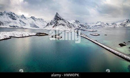 Lofoten, Luftbild. Olstind Halterung und Brücke von oben Stockfoto