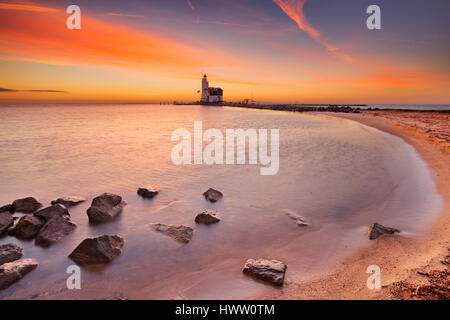 Der Leuchtturm auf der Insel Marken in den Niederlanden. Bei Sonnenaufgang fotografiert. Stockfoto