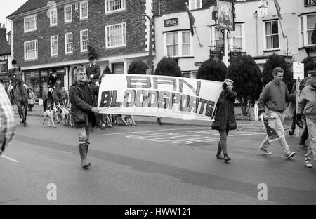 Demonstranten demonstrieren gegen die Fuchsjagd am Boxing Day Treffen der Ashford Tal Jagd bei Tenterden in Kent, England am 26. Dezember 1992. Stockfoto