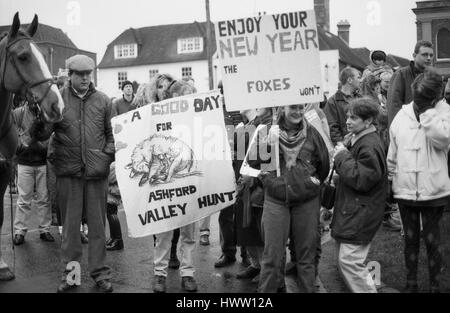 Demonstranten demonstrieren gegen die Fuchsjagd am Boxing Day Treffen der Ashford Tal Jagd bei Tenterden in Kent, England am 26. Dezember 1992. Stockfoto