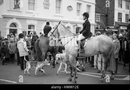 Mitglieder der Ashford Tal Jagd versammeln sich für ihre Boxing Day treffen sich bei Tenterden in Kent, England am 26. Dezember 1992. Stockfoto