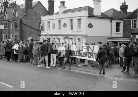 Demonstranten demonstrieren gegen die Fuchsjagd am Boxing Day Treffen der Ashford Tal Jagd bei Tenterden in Kent, England am 26. Dezember 1992. Stockfoto