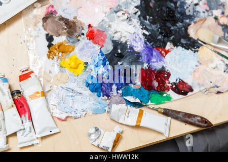 Künstler-Tabelle mit Farben, Palette Stockfoto