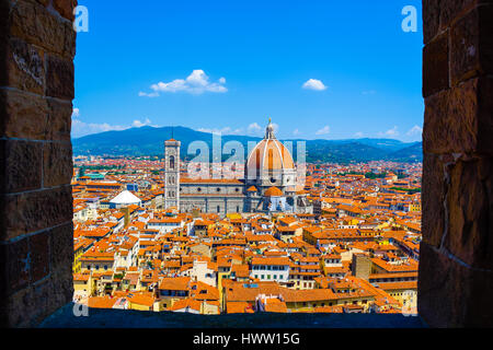 Blick über die historische mittelalterliche Gebäude wie die Kathedrale Santa Maria del Fiore in der Altstadt von Florenz, Italien im Rahmen Stockfoto