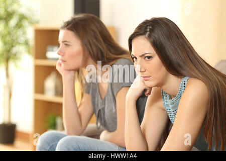 Wütend Freunden oder Mitbewohnern sitzt auf einem Sofa im Wohnzimmer zu Hause Stockfoto