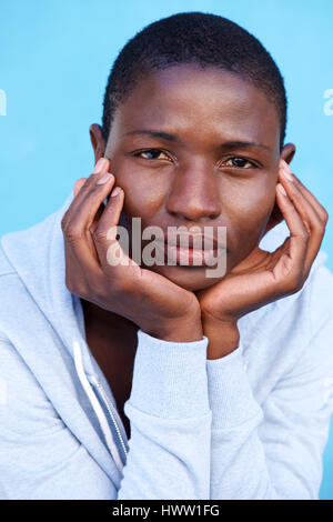 Portrait der schönen Frau schiefen Kopf auf Hände mit intensiven Blick hautnah Stockfoto