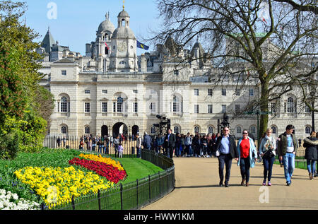 London, England, Vereinigtes Königreich. Horse Guards Parade und die Household Cavalry Museum von St James' Park gesehen. Frühling Stockfoto