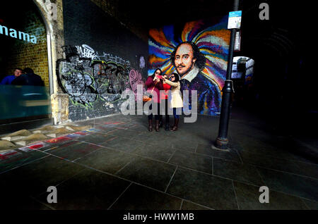 London, England, Vereinigtes Königreich. Southwark: William Shakespeare Wandgemälde im Clink Street. Frauen, die eine Gruppe Selfie - Männer im Wagamama Essen Stockfoto