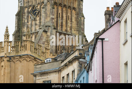 Farbenfrohen Gebäuden und Johannes der Täufer Pfarrkirche auf dem Marktplatz, Cirencester in den Cotswolds, Gloucester, England, UK Stockfoto