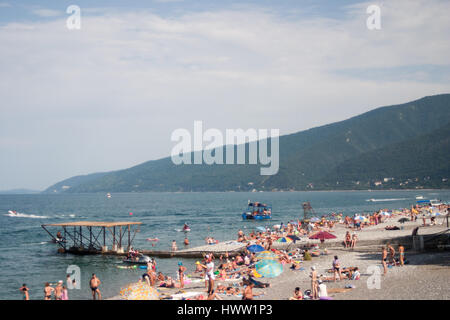 Gagra, Abchasien - 10. September 2014: Touristen am Strand in Gagra in Abchasien an einem schönen Sommertag genießen Stockfoto