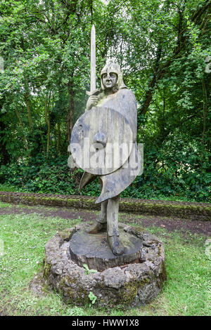 Hölzernes Schnitzen von Offa, König von Mercia von 757 bis 796 befindet sich im alten Bahnhof Tintern im Wye Valley, Monouthshire, South Wales Stockfoto