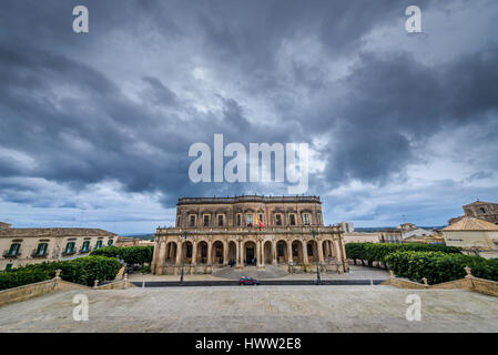 19. Jahrhundert Palazzo Ducezio entworfen von Vincenzo Sinatra, aktuelle Rathaus von Noto Stadt auf Sizilien Insel in Italien Stockfoto