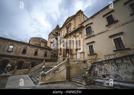 Kirche des Heiligen Franziskus von Assisi (Unbefleckte Empfängnis) und Kloster des Heiligsten Erlösers (Monastero del San Salvatore) links in Noto, Sizilien, Italien Stockfoto