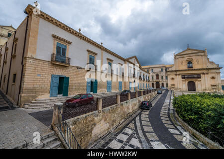 Kirche des Heiligsten Erlösers (Chiesa del Santissimo Salvatore) und Palazzo Vescovile, Sitz der Diözese von Noto (links) in der Stadt Noto, Sizilien Insel in Italien Stockfoto