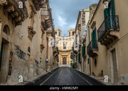 Blick auf schmalen Straße und Kirche von Montevergine (Chiesa di Montevergine) in der Stadt Noto, Provinz von Syrakus auf Sizilien Insel in Italien Stockfoto