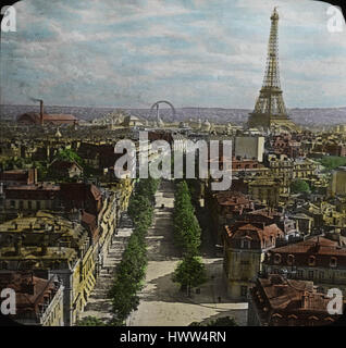 Ein atemberaubender Blick aus der Vogelperspektive auf Paris von der Spitze des Triumphbogens. Die Szene zeigt berühmte Wahrzeichen wie den Eiffelturm, die Champs-Elysées und die umliegende Stadtlandschaft, die das städtische Layout und die architektonische Schönheit von Paris verdeutlicht. Stockfoto