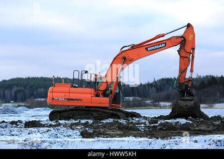 SALO, Finnland - 27. November 2016: Doosan DX255LC Medium Raupenbagger bei der Arbeit in das Straßenbauprojekt an einem Wintertag in Salo. Stockfoto