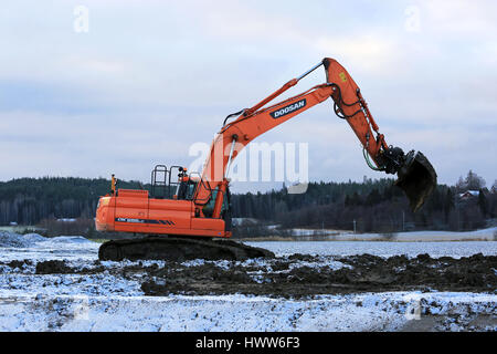 SALO, Finnland - 27. November 2016: Doosan Medium Raupenbagger bei der Arbeit in das Straßenbauprojekt an einem Wintertag in Salo. Stockfoto