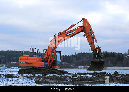 SALO, Finnland - 27. November 2016: Doosan DX255LC Medium Raupenbagger bei der Arbeit in das Straßenbauprojekt an einem bewölkten Tag des Winters in Salo. Stockfoto