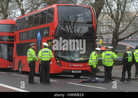 London, UK. 23. März 2017. Ein Fußgänger wurde von einem Bus unterwegs Lambeth Road Westminster Kredit getroffen: Amer Ghazzal/Alamy Live-Nachrichten Stockfoto