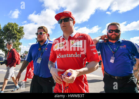 Albert Park, Melbourne, Australien. 23. März 2017. Kimi Räikkönen (FIN) #7 von der Scuderia Ferrari geht ins Fahrerlager bei der 2017 Australian Formula One Grand Prix im Albert Park in Melbourne, Australien. Bildnachweis: Cal Sport Media/Alamy Live-Nachrichten Stockfoto