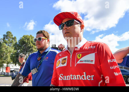 Albert Park, Melbourne, Australien. 23. März 2017. Kimi Räikkönen (FIN) #7 von der Scuderia Ferrari geht ins Fahrerlager bei der 2017 Australian Formula One Grand Prix im Albert Park in Melbourne, Australien. Bildnachweis: Cal Sport Media/Alamy Live-Nachrichten Stockfoto