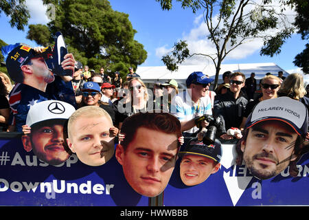 Albert Park, Melbourne, Australien. 23. März 2017. Fans warten auf ihre Papier-Schnitt für Autogramme Outs an die 2017 Australian Formula One Grand Prix im Albert Park in Melbourne, Australien. Bildnachweis: Cal Sport Media/Alamy Live-Nachrichten Stockfoto