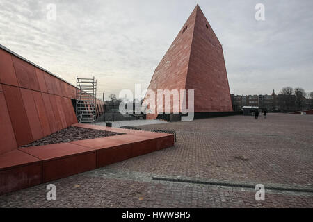 Danzig, Polen. 23. März 2017. Zweiten Welt Krieg Museumsbau ist am 23. März 2017 in Danzig, Polen gesehen. World War II Museum, das größte seiner Art in Polen wurde in Danzig eröffnet. Bau dauerte 4,5 Jahre und 104 Millionen Euro Kosten. Das Museum hat 2.500 Exponate sowie 250 Multimedia-Stationen, so dass die Besucher durch Archive einschließlich Fotos, Filme und Karten zu durchsuchen. Bildnachweis: Michal Fludra/Alamy Live-Nachrichten Stockfoto