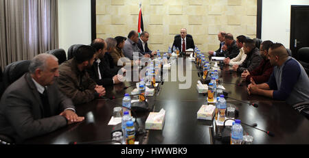 Ramallah, Westjordanland, Palästinensische Gebiete. 23. März 2017. Palästinensische Ministerpräsident Rami al-Hamdallah trifft sich mit Regulierungsbehörde für Qalandiya Camp, in der Westbank Ramallah am 23. März 2017 Credit: Premierminister Büro/APA Bilder/ZUMA Draht/Alamy Live News Stockfoto