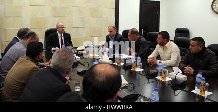 Ramallah, Westjordanland, Palästinensische Gebiete. 23. März 2017. Palästinensische Ministerpräsident Rami al-Hamdallah trifft sich mit Regulierungsbehörde für Qalandiya Camp, in der Westbank Ramallah am 23. März 2017 Credit: Premierminister Büro/APA Bilder/ZUMA Draht/Alamy Live News Stockfoto