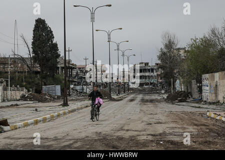 Mosul. 18. März 2017. Foto aufgenommen am 18. März 2017 zeigt einen Mann, mit dem Fahrrad in den Krieg-heftig gezerrissenes West Mosul, Irak. Bildnachweis: Lefteris Partsalis/Xinhua/Alamy Live-Nachrichten Stockfoto