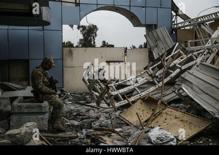 Mosul. 18. März 2017. Foto aufgenommen am 18. März 2017 zeigt einen irakischen Sicherheitskräften Soldat sitzt in einer Polizeiwache völlig zerstört, wenn die irakischen Sicherheitskräfte die Schlacht in diesem Neigborhood im Westen des Mosul, Irak gewonnen. Bildnachweis: Lefteris Partsalis/Xinhua/Alamy Live-Nachrichten Stockfoto