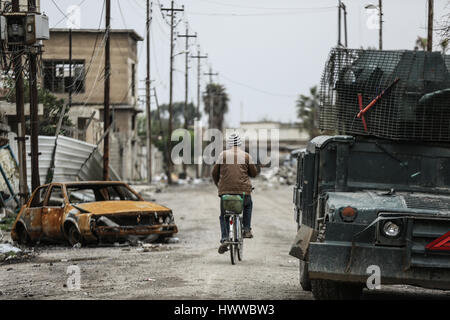 Mosul. 18. März 2017. Foto aufgenommen am 18. März 2017 zeigt einen Mann, mit dem Fahrrad in den Krieg-heftig gezerrissenes West Mosul, Irak. Bildnachweis: Lefteris Partsalis/Xinhua/Alamy Live-Nachrichten Stockfoto