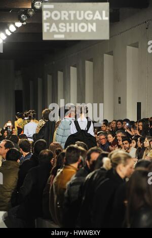 Lissabon, Portugal. 22. März 2017. Ein Modell geht die Start-und Landebahn präsentiert eine der neuesten Kreationen in Alexandra Moura am 40. Ausgabe der Portugal Fashion Herbst Winter 2017/18. © Miguel Quesada / Alamy Live News. Stockfoto