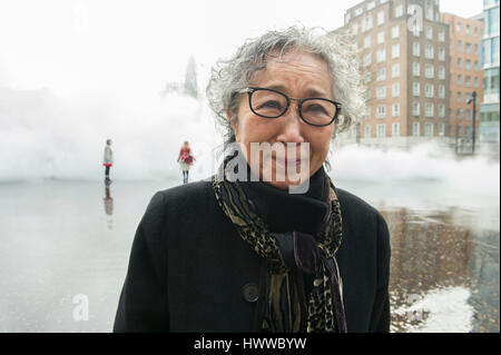 Tate Modern, London, UK. 23. März 2017. BMW Tate Live Ausstellung zehn Tage und sechs Nächte. Fujiko Nakaya Nebel Skulptur debütiert außerhalb Tate Modern Schalter Haus mit dem Künstler abgebildet. Bildnachweis: Malcolm Park Leitartikel/Alamy Live-Nachrichten. Stockfoto