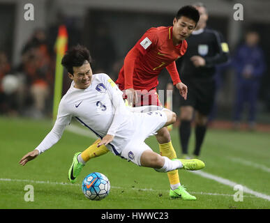 Der Provinz Hunan Changsha, China. 23. März 2017. Chinas Wu Lei (R) wetteifert mit Südkoreas Kim Jin Su den 2018 FIFA World Cup Russland Qualifikationsspiel zwischen China und Südkorea in Changsha, Hunan-Provinz Zentral-China, 23. März 2017. Bildnachweis: Cao Can/Xinhua/Alamy Live-Nachrichten Stockfoto