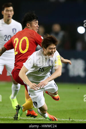 Der Provinz Hunan Changsha, China. 23. März 2017. Chinas Zhang Xizhe (C) wetteifert mit Südkoreas Ki Sung Yueng (R) die 2018 FIFA World Cup Russland Qualifikationsspiel zwischen China und Südkorea in Changsha, Hunan-Provinz Zentral-China, 23. März 2017. Bildnachweis: Cao Can/Xinhua/Alamy Live-Nachrichten Stockfoto