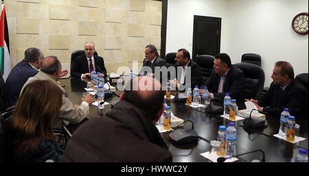 Ramallah, Westjordanland, Palästinensische Gebiete. 23. März 2017. Palästinensische Ministerpräsident Rami al-Hamdallah, trifft sich mit einer Delegation von populären Organisationen, in der Westbank Ramallah am 23. März 2017 Credit: Premierminister Büro/APA Bilder/ZUMA Draht/Alamy Live News Stockfoto