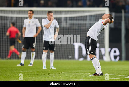 Dortmund, Deutschland. 22. März 2017. Lukas PODOLSKI, DFB 10 genießt sein letzte Spiel neben Toni KROOS, DFB 8 Mats HUMMELS, 5 DFB Freundschaftsspiel und Abschieds-Spiel für Lukas Podolski Deutschland - ENGLAND 1: 0 in Dortmund, 22. März 2017 Credit: Peter Schatz/Alamy Live News Stockfoto