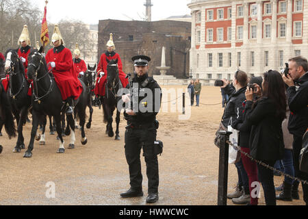 London, UK. 23. März 2017.   Bewaffnete Polizisten bewachen berittenen Soldaten und Touristen auf Horse Guards Parade. Bildnachweis: Nigel Bowles/Alamy Live-Nachrichten Stockfoto