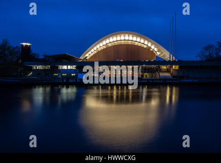 Berlin, Deutschland. 22. März 2017. Die Außenansicht des "Haus der Kulturen der Welt" im Abendlicht von Berlin, Deutschland, 22. März 2017. Foto: Paul Zinken/Dpa-Zentralbild/ZB/Dpa/Alamy Live News Stockfoto