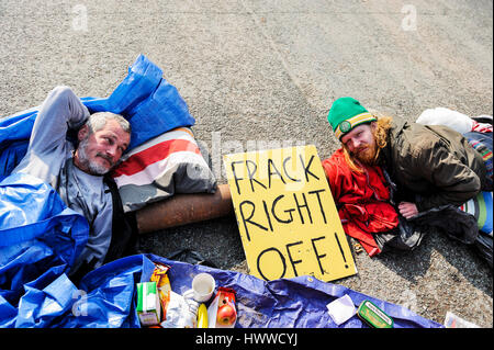 Bolton, UK. 23. März statt 2017.A kleine Gruppe von Anti-Fracking Demonstranten einen Protest außerhalb A.E.Yates, ein hoch-und Tiefbau-Unternehmen, welche gewann einen £ 1,5 Millionen schrumpfen, die Bohrungen zu bauen für Cuadrillas umstrittene Shalegas explorative Fracking Standort auf dem Gelände zu wenig Plumpton Hall Farm in der Nähe von Blackpool pad. Demonstranten kamen vor 06:00hrs. an diesem Morgen und zwei Demonstranten schlossen sich zusammen über den Eingang eines A.E.Yates Geschäftsräume. Bildnachweis: Dave Ellison/Alamy Live-Nachrichten Stockfoto