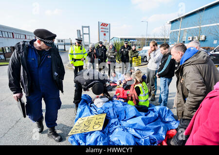 Bolton, UK. 23. März statt 2017.A kleine Gruppe von Anti-Fracking Demonstranten einen Protest außerhalb A.E.Yates, ein hoch-und Tiefbau-Unternehmen, welche gewann einen £ 1,5 Millionen schrumpfen, die Bohrungen zu bauen für Cuadrillas umstrittene Shalegas explorative Fracking Standort auf dem Gelände zu wenig Plumpton Hall Farm in der Nähe von Blackpool pad. Demonstranten kamen vor 06:00hrs. an diesem Morgen und zwei Demonstranten schlossen sich zusammen über den Eingang eines A.E.Yates Geschäftsräume. Bildnachweis: Dave Ellison/Alamy Live-Nachrichten Stockfoto